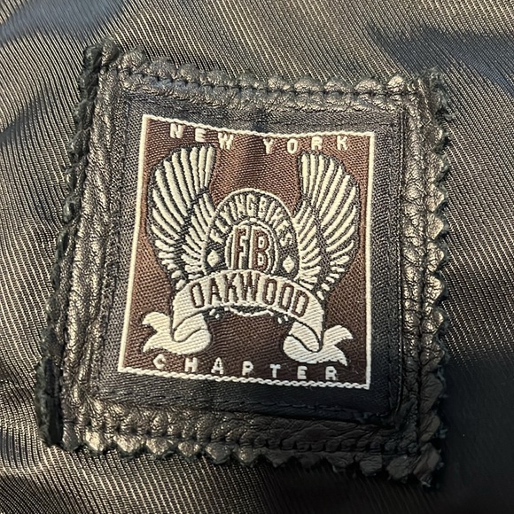 Cropped leather jacket with zipper sleeves. - Picture 3 of 10